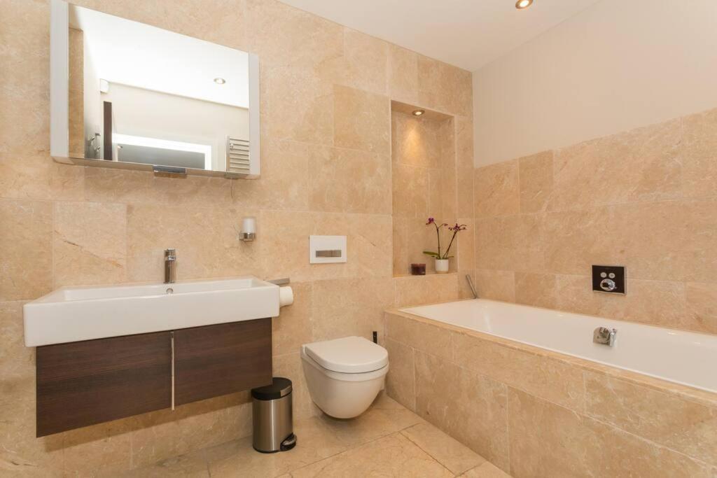 Stylish Penthouse Apartment With Hot Tub Bath Bagian luar foto