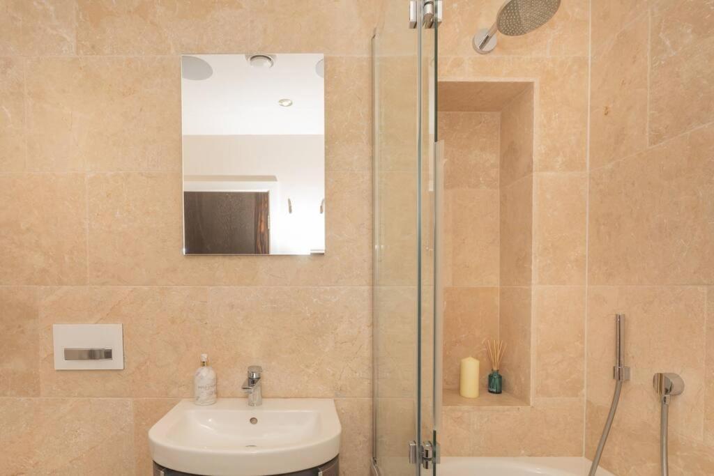 Stylish Penthouse Apartment With Hot Tub Bath Bagian luar foto