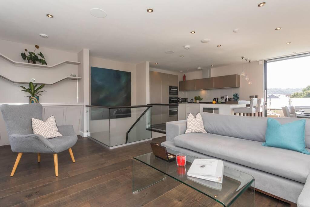 Stylish Penthouse Apartment With Hot Tub Bath Bagian luar foto