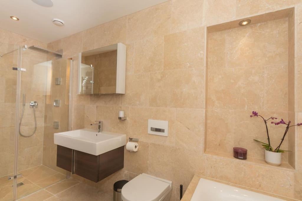 Stylish Penthouse Apartment With Hot Tub Bath Bagian luar foto