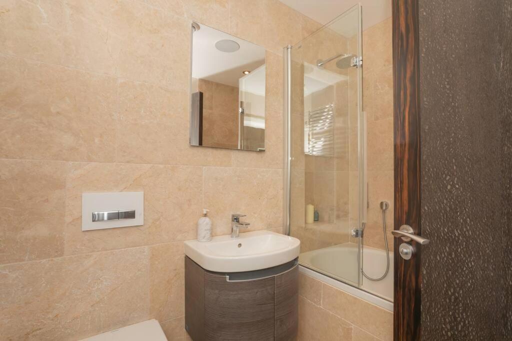 Stylish Penthouse Apartment With Hot Tub Bath Bagian luar foto