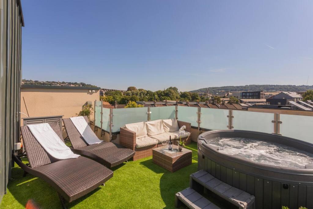 Stylish Penthouse Apartment With Hot Tub Bath Bagian luar foto
